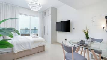 Panorama studio, 1 queensize bed, uitzicht op meer | Woonruimte | Een 55-inch smart-tv met satellietzenders, Netflix en Hulu