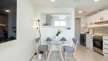 Panorama studio, 1 queensize bed, uitzicht op meer | Dineerruimte