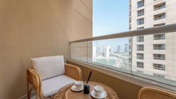 Signature studio, 1 queensize bed, uitzicht op meer | Balkon