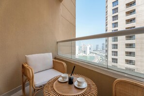 Estúdio com design assinado, 1 cama Queen, vista para o lago | Sacada