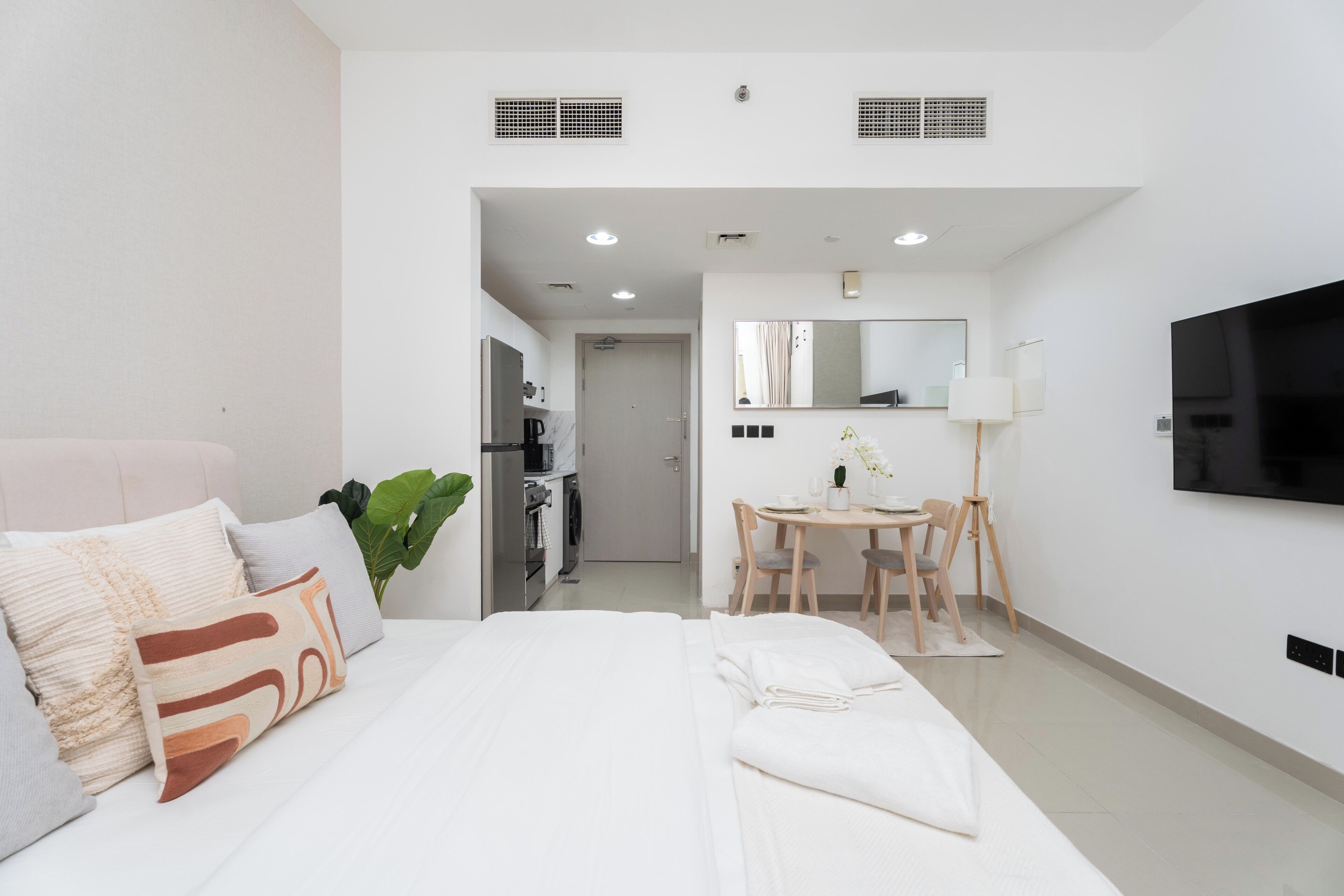 Studio Supérieur, 1 grand lit, vue lac | Coffres-forts dans les chambres, bureau