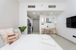 Studio Superior, 1 Tempat Tidur Queen, pemandangan danau | Brankas, meja kerja, ruang kerja ramah laptop, dan Wi-Fi gratis