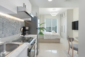 Estúdio panorâmico, 1 cama Queen, vista para o lago | Cozinha privada | Geladeira grande, micro-ondas, fogão, cooktop