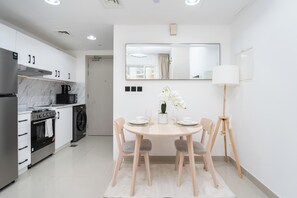 Studio Superior, 1 Tempat Tidur Queen, pemandangan danau | Dapur pribadi | Lemari es besar, microwave, oven, dan kompor