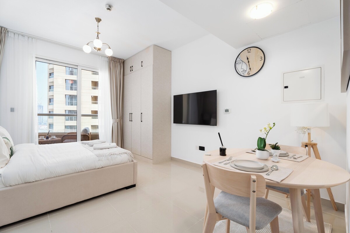Studio – signature, 1 queensize-seng, utsikt mot innsjø | Oppholdsområde | En 55-tommers smart-TV med Parabol-TV samt Netflix og Hulu
