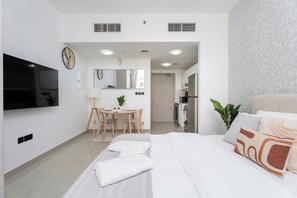 Studio Premier, 1 giường cỡ queen, quang cảnh hồ | Bộ trải giường bằng vải cotton Ai Cập, bộ đồ giường cao cấp 