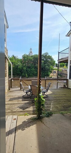2-bedroom apartment in pleasant Elkader with AC and charm