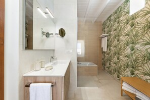Shower, hair dryer, towels - Villa Roseta by Escape Home (Puerto del Carmen)