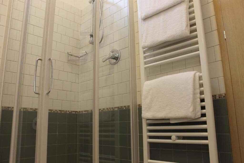 Ducha, secador de pelo, toallas, jabón