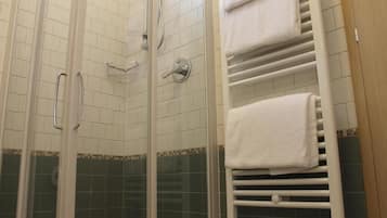 Ducha, secador de pelo, toallas, jabón