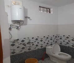 Deluxe Double Room | Bathroom | Slippers, towels, soap, shampoo
