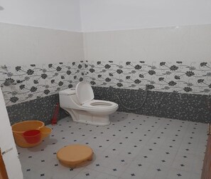 Family Room | Bathroom | Towels, soap, shampoo, toilet paper - Hotel Padam Niwas (Guptkashi)