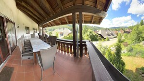 Outdoor dining - Apartment 'Ferienhaus-Samy Ferienwohnung 1' with Balcony and Wi-Fi (Feldberg (Schwarzwald))