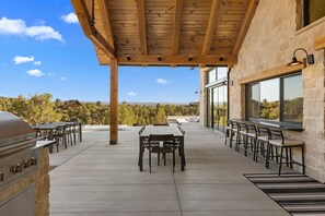 Outdoor dining - Zion Luxury Estate | Hot Tub, Theater & Fire Pits (Orderville)