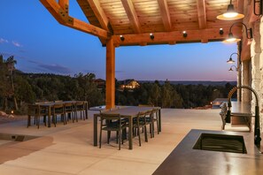 Outdoor dining - Zion Luxury Estate | Hot Tub, Theater & Fire Pits (Orderville)