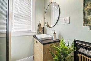 Douche, sèche-cheveux, serviettes fournies, papier toilette