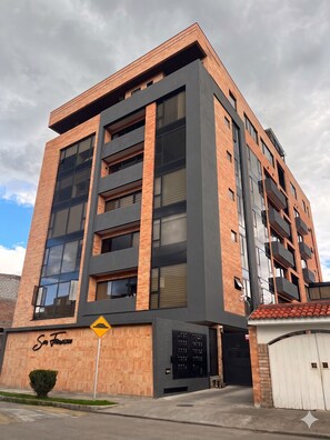 Exterior - The Art of Rest: Designer Suite with Luxury Linens & Smart Home Features (Cuenca)