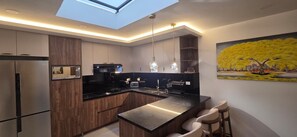 Fridge, microwave, stovetop, dishwasher