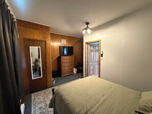 3 bedrooms, WiFi, bed sheets - Classic Stone Manor with AC in welcoming Terra Alta, WV (Terra Alta)