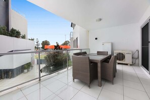 Outdoor dining - Spacious 2-Bed Stay on Marine Parade (Southport)