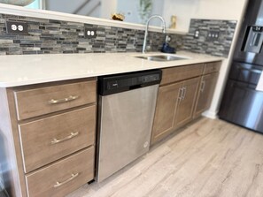 Fridge, microwave, oven, stovetop - The relax and cozy house in Greensboro. (Greensboro)