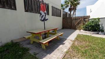 House, 2 Bedrooms | Outdoor dining