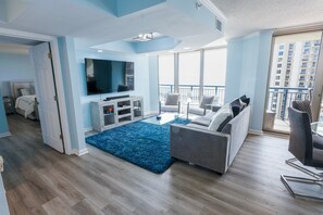 Condo, 2 habitaciones | Área de sala de estar | Smart TV 