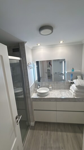 Douche, sèche-cheveux, serviettes fournies