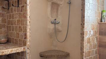 Douche, serviettes fournies, papier toilette