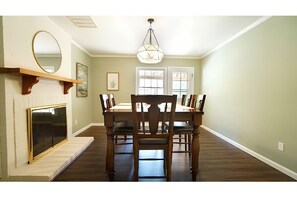 Dining - 3-bedroom house in Cary, just minutes to downtown! with cool AC and comfort (Cary)