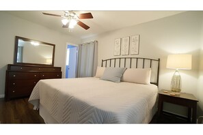 3 bedrooms, iron/ironing board, WiFi, bed sheets - 3-bedroom house in Cary, just minutes to downtown! with cool AC and comfort (Cary)