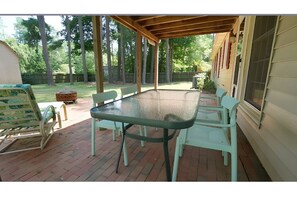Outdoor dining - 3-bedroom house in Cary, just minutes to downtown! with cool AC and comfort (Cary)