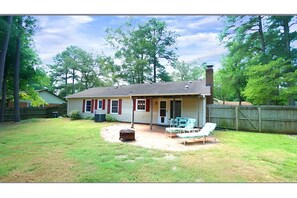 Exterior - 3-bedroom house in Cary, just minutes to downtown! with cool AC and comfort (Cary)