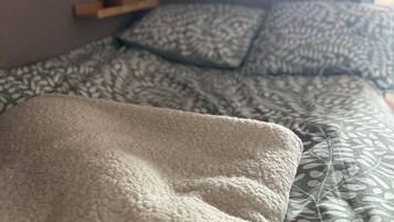 Iron/ironing board, WiFi, bed sheets