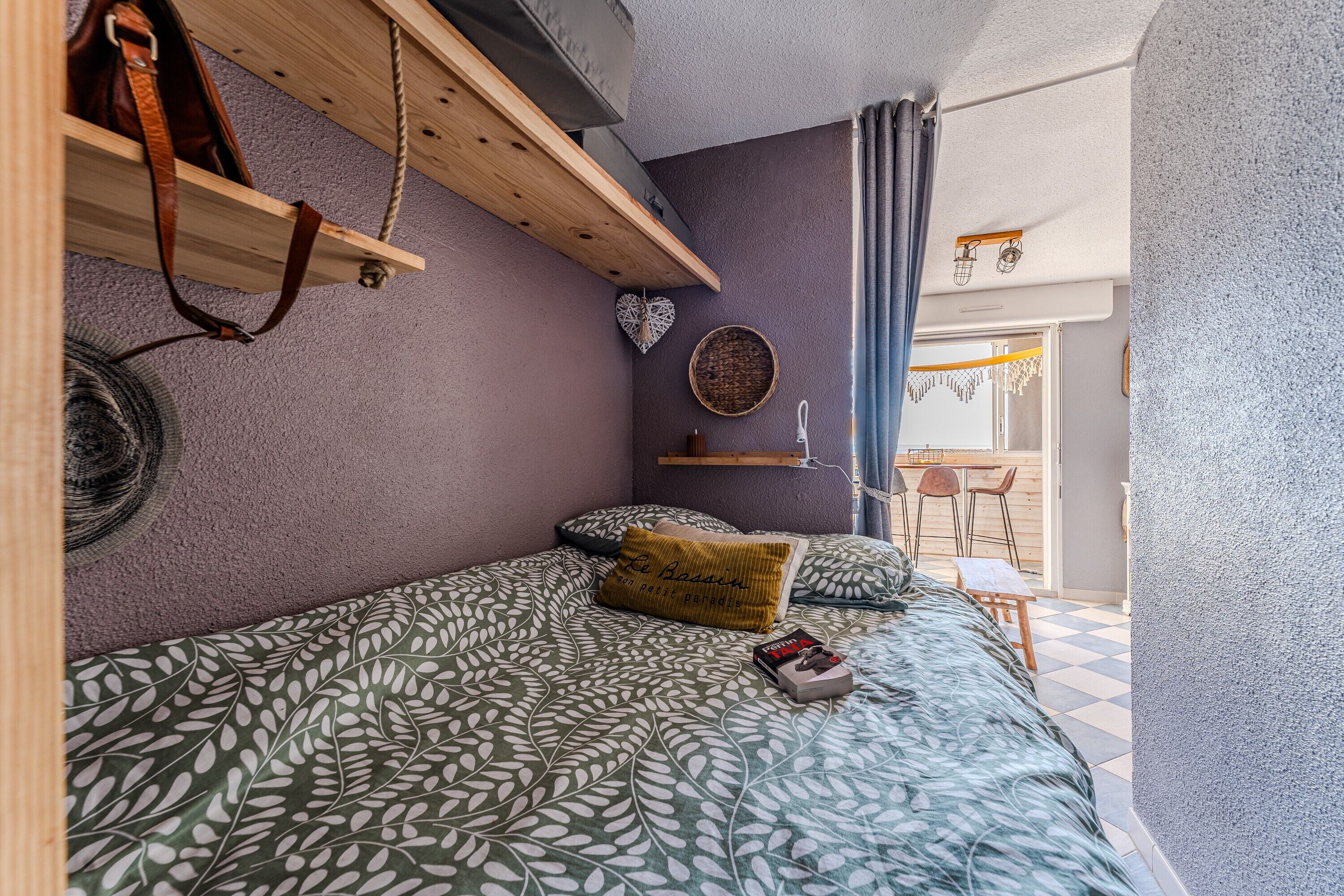 Tabla de planchar con plancha, wifi y ropa de cama 