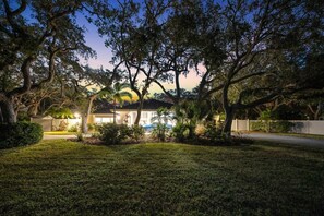 Property grounds - Indian Rocks Escape Luxury Beach Villa Pickleball, Pool & Game Room (Largo)