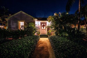 Exterior - Coco Plum Cottage a Charming Retreat Htd Pool and BBQ (West Palm Beach)