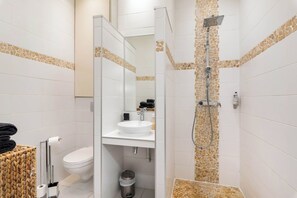 Douche, sèche-cheveux, serviettes fournies, savon