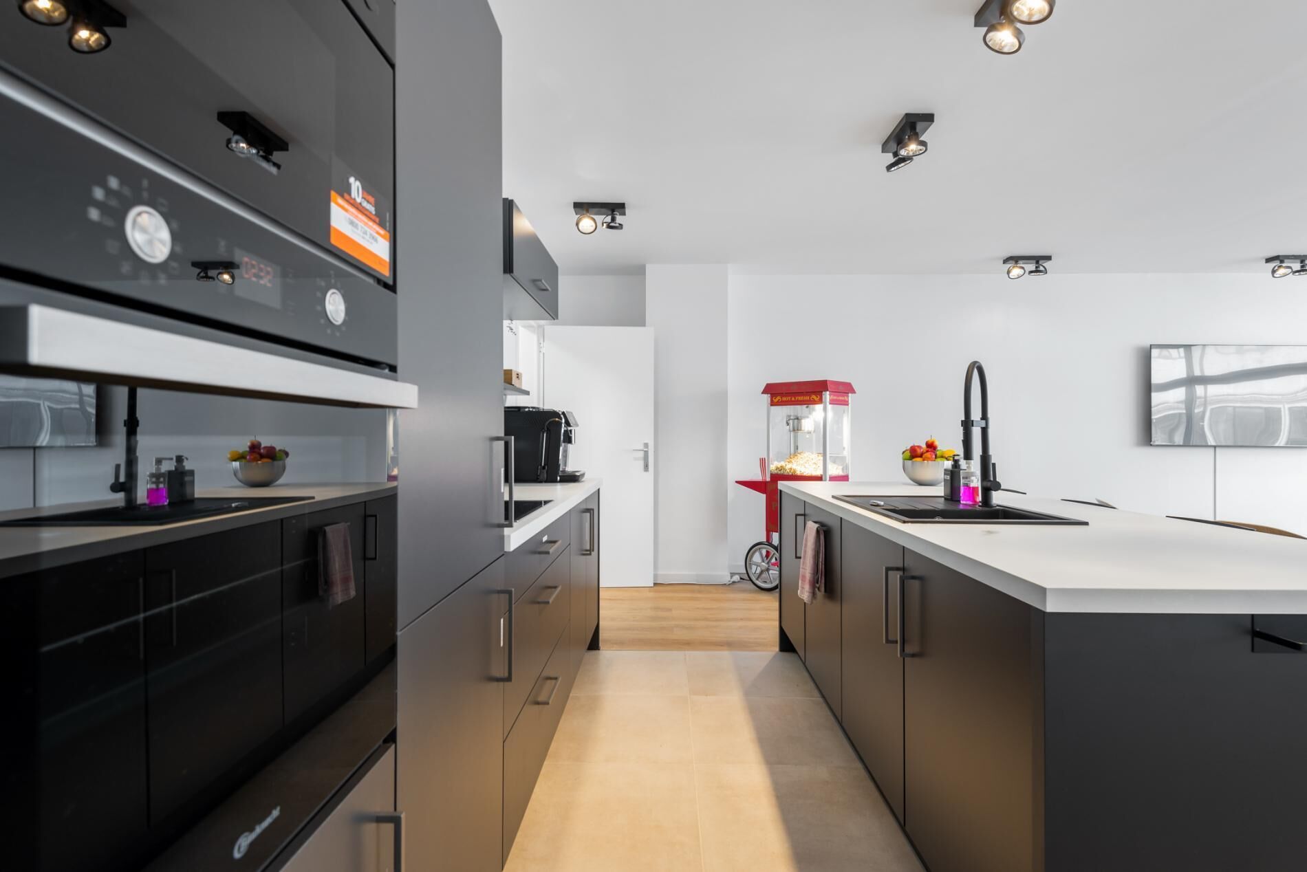 Kühlschrank, Mikrowelle, Ofen, Geschirrspüler