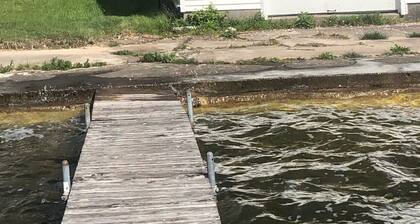 4-bedroom Lakefront Retro Cottage on Lake George in Fremont, IN