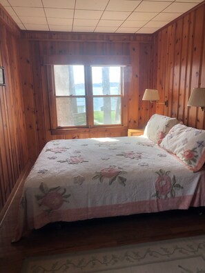 WiFi, bed sheets - 4-bedroom Lakefront Retro Cottage on Lake George in Fremont, IN (Fremont)