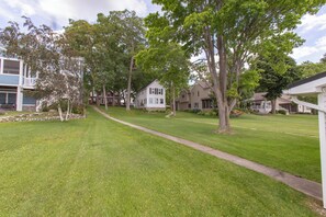 Una zona residencial con casas, césped y un sendero.