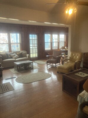 Living area - 4-bedroom Lakefront Retro Cottage on Lake George in Fremont, IN (Fremont)