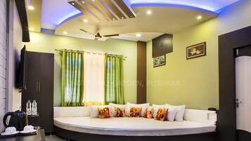 Signature Room, City View | Desk, free WiFi
