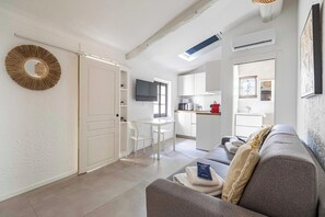 House | Living area - A/C Studio in the Heart of Cannes - Old Port (Cannes)