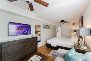 Schreibtisch, Bügeleisen/Bügelbrett, Reisekinderbett, WLAN