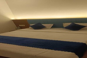Desk, laptop workspace, blackout drapes, soundproofing - Hotel Choga Jii (Jaipur)