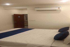 Desk, laptop workspace, blackout drapes, soundproofing - Hotel Choga Jii (Jaipur)