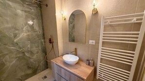 تجهيزات دش، مجففات شعر، مراحيض شطف، مناشف