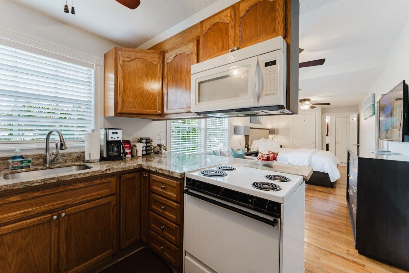 Coffee/tea maker, fridge, microwave, oven